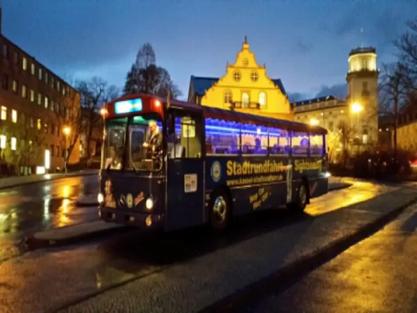Eindeckerbus bei Nacht
